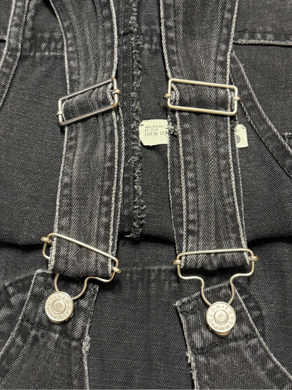 Top Shop Moto Shortalls Women’s 4 Faded Black Wash Distressed Overalls Shorts - Picture 4 of 11